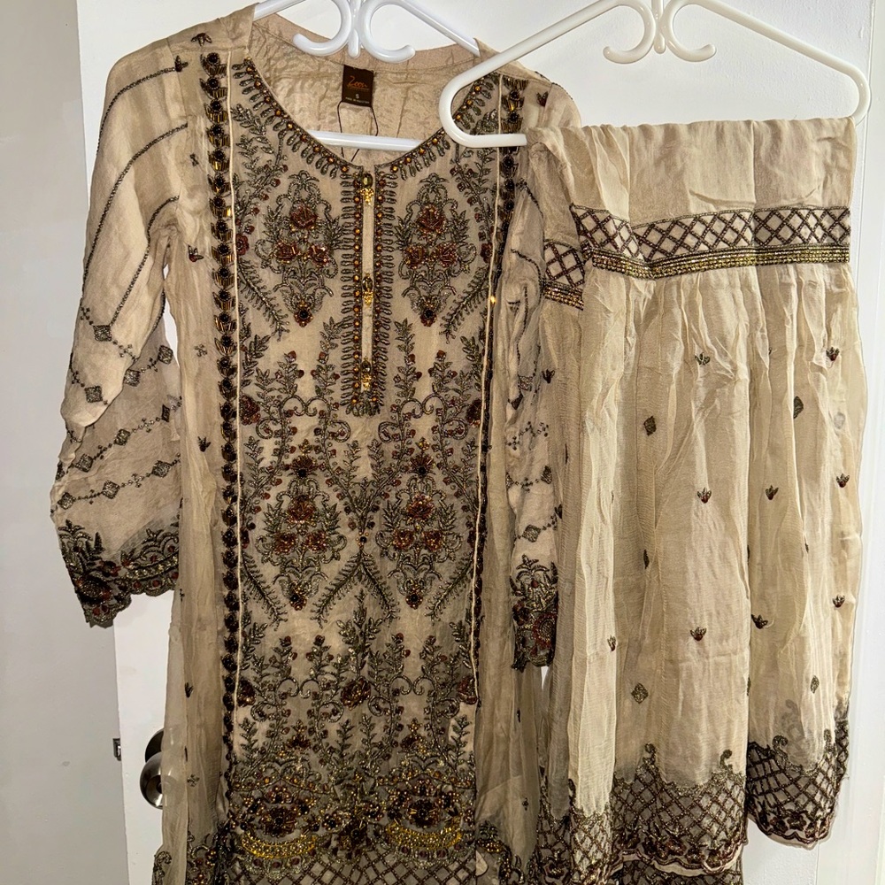 Beautiful salwar kameez outfit only worn once.